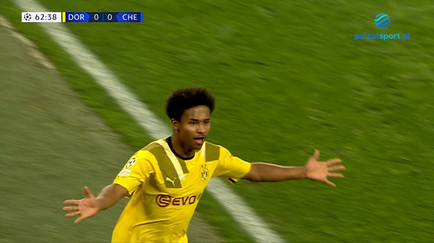 GOL! Karim Adeyemi (Dortmund) odebrał piłkę po szybkim kontrataku. Przedarł się przez obronę, minął bramkarza i ustalił wynik spotkania na 1-0.

Pełne prawa do transmisji Ligi Mistrzów w sezonie 2022/23 w Polsce posiada Grupa Polsat, która pokazuje rozgrywki od sezonu 2018/2019. Transmisje Ligi Mistrzów można oglądać w tv na kanałach Polsat Sport Premium. Mecze Ligi Mistrzów można obejrzeć również online live stream na  Polsat BOX Go . Relacje i wyniki meczów na  sport.interia.pl 

W tekście zawarto link serwisu partnerskiego