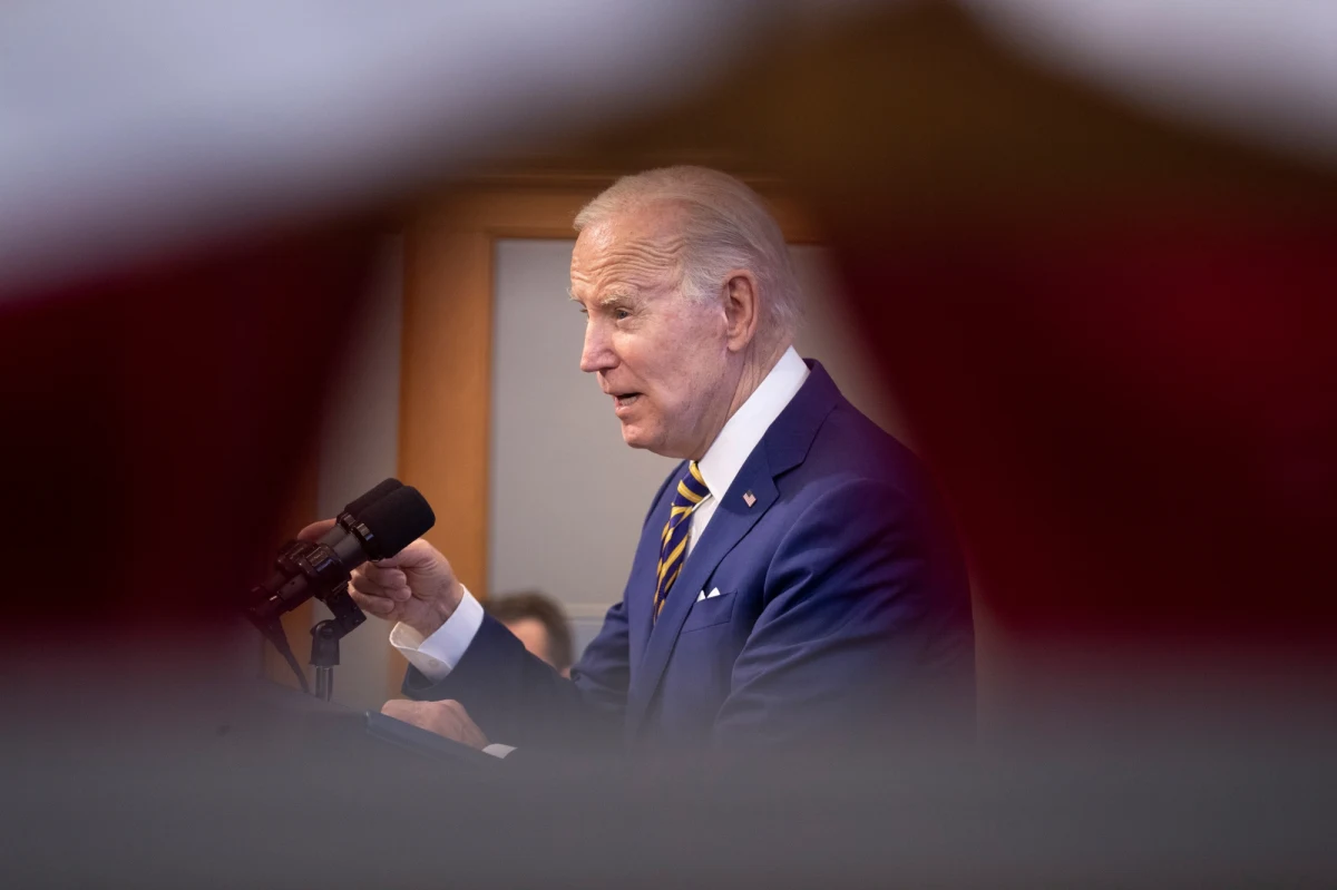 FBI przeprowadziło w ostatnich tygodniach dwa przeszukania na Uniwersytecie Delaware w związku z dochodzeniem w sprawie tajnych dokumentów odkrytych w domu prezydenta Joe Bidena. Poinformowała o tym w środę CNN.