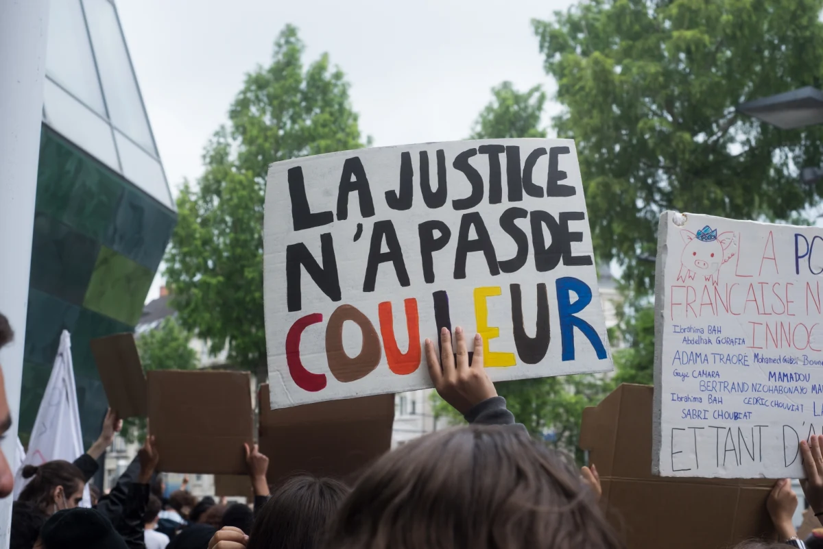 91 proc. czarnoskórych Francuzów doświadcza dyskryminacji rasowej w codziennym życiu, wynika z najnowszego badania pracowni Ipsos. 7 na 10 respondentów twierdzi, że spotkało się również pogardą ze względu na ich kolor skóry.