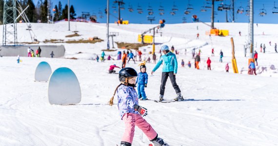 ​Jeżeli utrzymają się niskie temperatury oraz śnieg w Tatrach, to narciarze będą mogli szusować na Kasprowym Wierchu jeszcze w majowy weekend - zapowiada operator kolejek, Polskie Koleje Linowe (PKL).