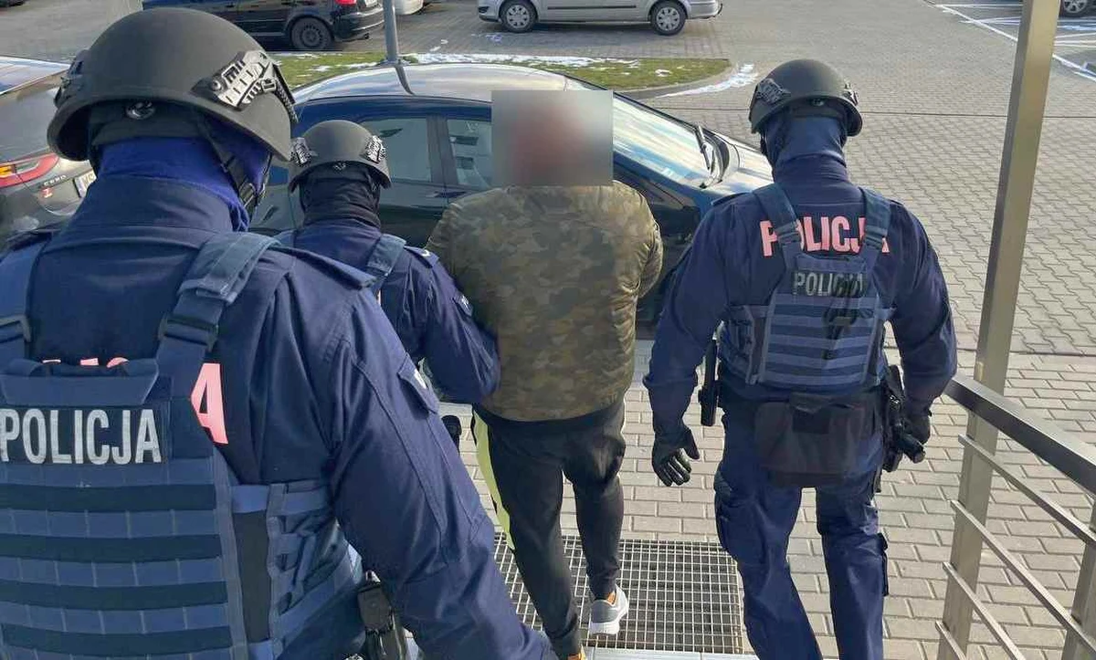 Policjanci zatrzymali zorganizowaną grupę przestępczą działającą w całym kraju i zajmującą się wprowadzaniem do obrotu hurtowych ilości narkotyków, handlem nielegalną bronią palną i amunicją. Funkcjonariusze przejęli m.in. 15 kg narkotyków.