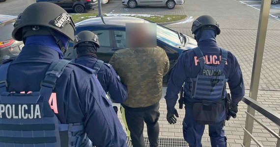 Policjanci zatrzymali zorganizowaną grupę przestępczą działającą w całym kraju i zajmującą się wprowadzaniem do obrotu hurtowych ilości narkotyków, handlem nielegalną bronią palną i amunicją. Funkcjonariusze przejęli m.in. 15 kg narkotyków.