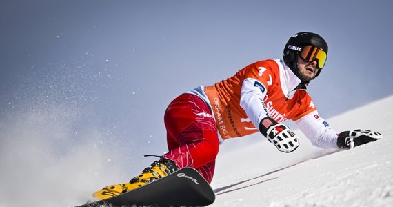 Jest Adamem Małyszem polskiego snowboardu. Przeciera polskie szlaki w tej dyscyplinie i w tym sezonie jest liderem Pucharu Świata w gigancie równoległym. Teraz szykuje się do walki o medal mistrzostw świata. Oskar Kwiatkowski jest w Gruzji i czeka na swój start. Co ciekawe: Polak nie może na razie trenować, bo organizatorzy nie przygotowali trasy do treningów!