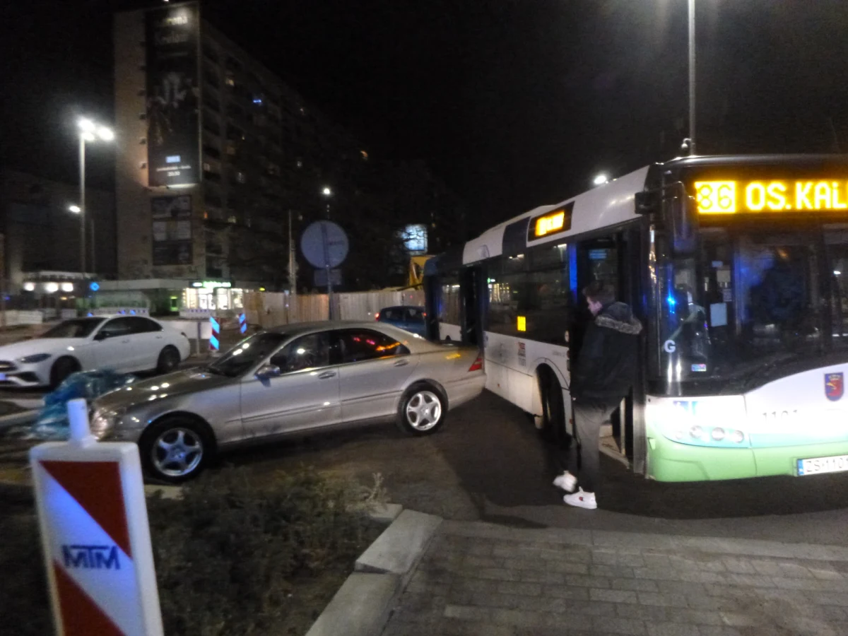 Minęło dwa tygodnie i mimo ostrzeżeń o wysokości mandatu za blokowanie przejazdu autobusu linii 86 w Szczecinie znalazł się kolejny kierowca, który zatamował go prawie na godzinę. Słono za to zapłacił. 