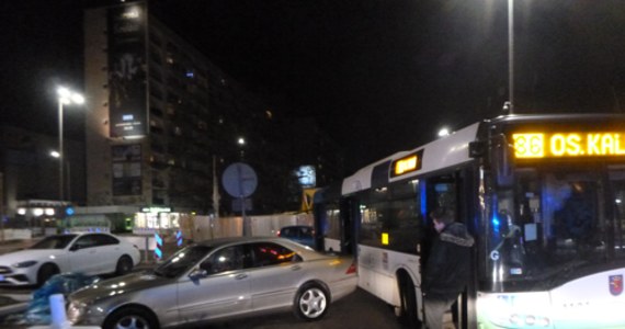 Minęło dwa tygodnie i mimo ostrzeżeń o wysokości mandatu za blokowanie przejazdu autobusu linii 86 w Szczecinie znalazł się kolejny kierowca, który zatamował go prawie na godzinę. Słono za to zapłacił. 