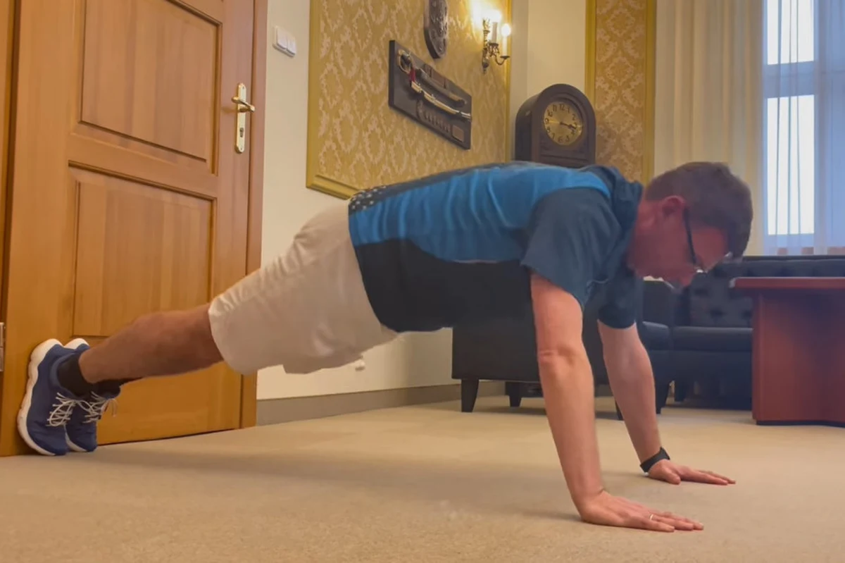 ​Wojewoda warmińsko-mazurski Artur Chojecki zamieścił w mediach społecznościowych film, na którym wykonuje pompki w gabinecie. W ten sposób wojewoda Chojecki dołączył do akcji wspierania małej dziewczynki Kingi Rydz z Olsztyna, która jest chora na rdzeniowy zanik mięśni i nie należy się jej refundacja tzw. najdroższego leku świata.