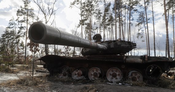 Od początku inwazji na Ukrainę Rosja straciła połowę najlepszych czołgów – T-72B3, T-72B3M i T-80 – wynika z analizy Międzynarodowego Instytutu Studiów Strategicznych (International Institute for Strategic Studies). Według eksperta IISS zniszczonych zostało 2-2,3 tys. rosyjskich  czołgów.