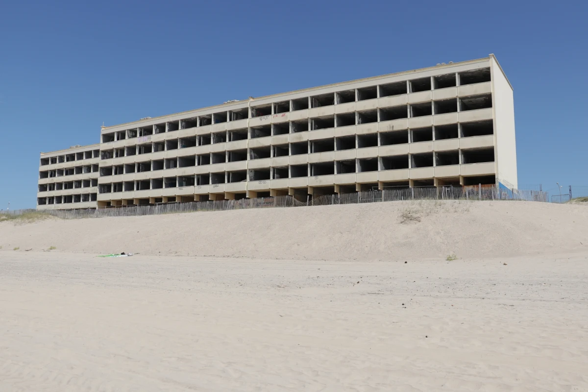 Kiedy blok mieszkalny Le Signal został zbudowany na francuskim wybrzeżu Atlantyku w latach 60., plaża znajdowała się w odległości ponad 200 metrów od niego. Dziś budynek stoi niepewnie na wydmie, zaledwie kilka metrów od morza. Lokalne władze postanowiły wyburzyć blok, zanim się zawali - opisuje agencja Reutera.