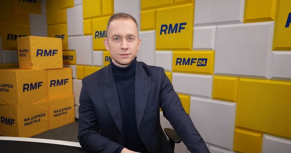 „KE zrobiła bardzo wiele, żeby te środki (z KPO – red.) Polsce przyznać” – mówił Cezary Tomczyk w Rozmowie w południe w RMF FM pytany o to, czy kolejny wniosek przeciwko Polsce nie jest unijnym działaniem na rzecz opozycji. W partii rządzącej pojawiają się głosy, że Bruksela chce zablokować środki z KPO przed wyborami parlamentarnymi w Polsce i w ten sposób pomóc opozycji. 