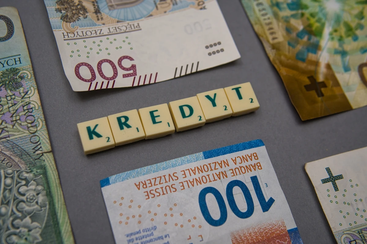 Korzystne rozstrzygnięcie dla frankowiczów. Po uznaniu umowy kredytu hipotecznego za nieważną ze względu na nieuczciwe warunki konsumenci mogą dochodzić względem banków roszczeń wykraczających poza zwrot świadczeń pieniężnych - ocenił w opinii rzecznik generalny Trybunału Sprawiedliwości UE Michael Collins. Sprawa dotyczy frankowiczów z Polski.