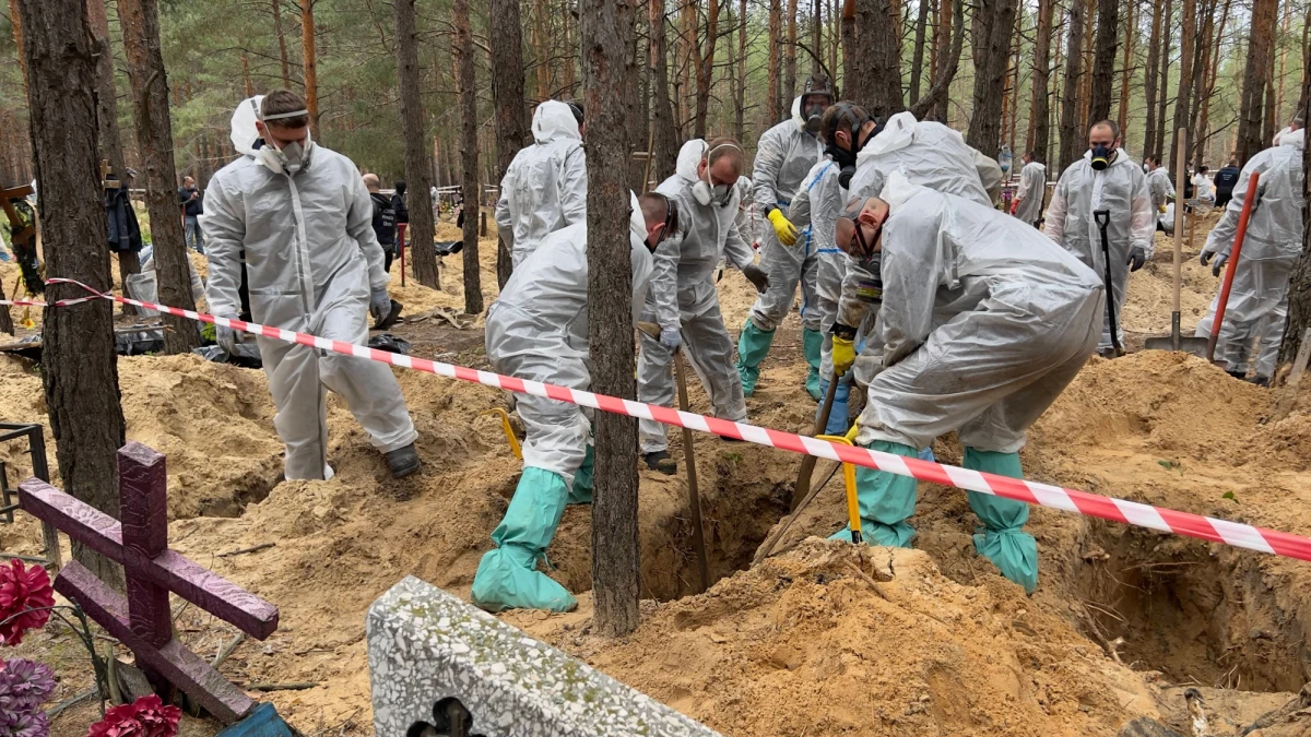 Ciała bezbronnych cywilów, w tym dzieci, leżące na ulicach. Teatr, który miał być schronieniem dla matek z dziećmi, a stał się ich grobem. Zbombardowane cywilne bloki, pod gruzami których żywcem pochowani zostali ludzie. Setki masowych grobów. Bucza, Irpień, Mariupol, Borodzianka, Izium. Te nazwy ukraińskich miejscowości przejdą do historii. To tam rosyjscy żołnierze z zimną krwią zabijali bezbronnych ludzi. W rocznicę inwazji Rosji na Ukrainę przypominamy listę tych zbrodni. 