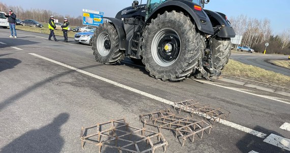 ​Znów protest rolników na wschodniej granicy. Częściowo blokują oni krajową 12 przed dojazdem do przejścia granicznego w Dorohusku. Przepuszczane będą tylko ciężarówki wiozące paliwo, żywność i pomoc humanitarną, a w kierunku Chełma tylko cysterny.