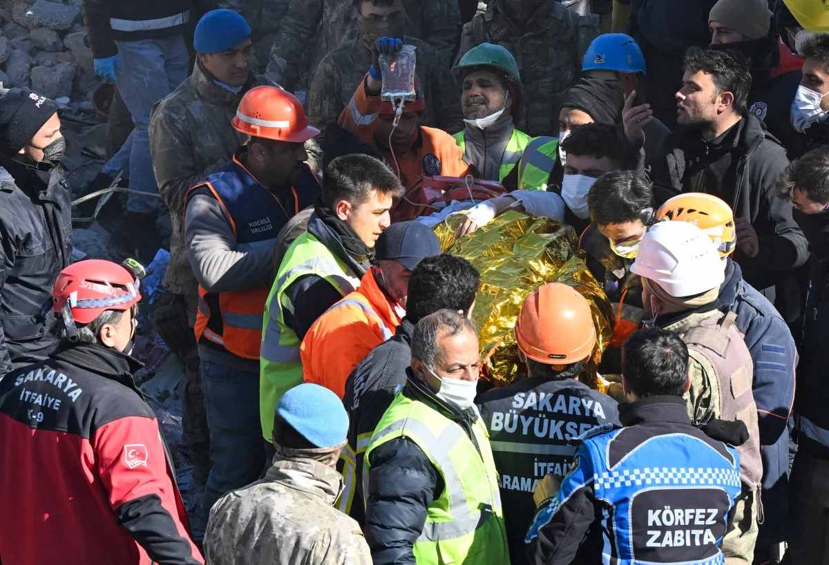 17-letnia dziewczyna została wydobyta spod gruzowiska w prowincji Kahramanmaras. Stało się to po 248 godzinach od katastrofanego trzęsienia ziemi, które w nocy z 5 na 6 lutego nawiedziło szeroki pas terytorium na pograniczu Turcji i Syrii. Na opublikowanym w mediach społecznościowych nagraniu widać owiniętą kocem termicznym dziewczynę wnoszoną do karetki.