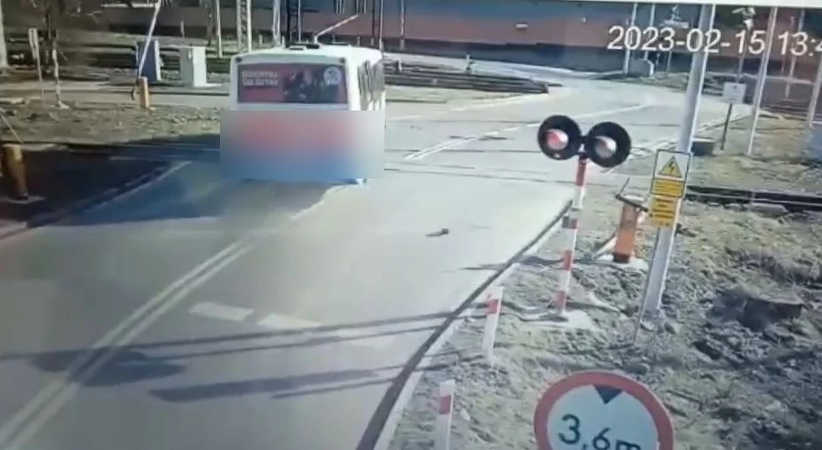 Kierowca autobusu zlekceważył znak świetlny na strzeżonym przejeździe kolejowym w Zabrzu i z pełną prędkością wjechał w zaporę, która się zamykała. Wyłamując rogatkę, kontynuował kurs, jak gdyby nic się nie stało. Gdy zatrzymali go policjanci z zabrzańskiej drogówki, okazało się, że może być pod wpływem narkotyków.