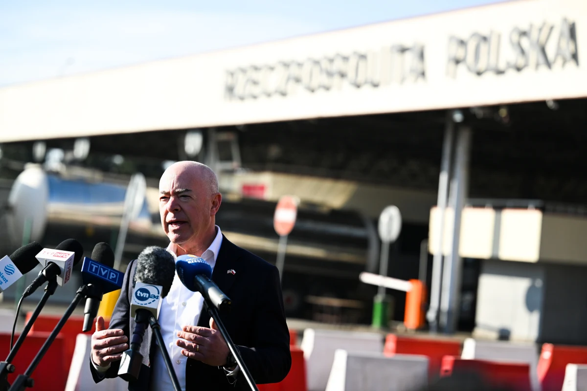 Sekretarz bezpieczeństwa wewnętrznego Stanów Zjednoczonych Alejandro Mayorkas na polsko-ukraińskim przejściu granicznym w Korczowej spotkał się m.in ze strażnikami granicznymi. "Obrona granic i odstraszanie, to najsilniejszy przekaz jaki możemy wysłać, aby uniknąć przyszłej wojny" - powiedział. 