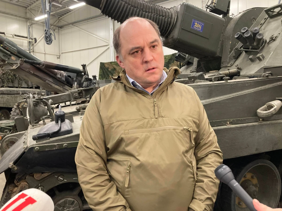 Brytyjski minister obrony Ben Wallace ocenił, że inwazja na Ukrainę doprowadziła do zaangażowania 97 proc. sił, jakimi obecnie dysponuje armia rosyjska. "Pomoc Ukrainie służy  bezpieczeństwu naszego kraju" - podkreślił Ben Wallace w rozmowie ze stacją BBC.