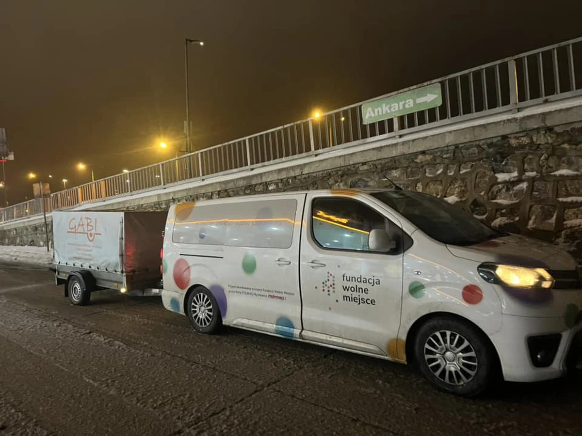 Nawet trzy tysiące porcji ciepłych posiłków dziennie zamierzają wydawać potrzebującym wolontariusze, którzy w tym tygodniu wyjechali z Katowic do Turcji. Chcą wesprzeć poszkodowanych po tragicznym trzęsieniu ziemi. Pomoc organizuje Fundacja Wolne Miejsce. Wolontariusze już dotarli w rejon kataklizmu.