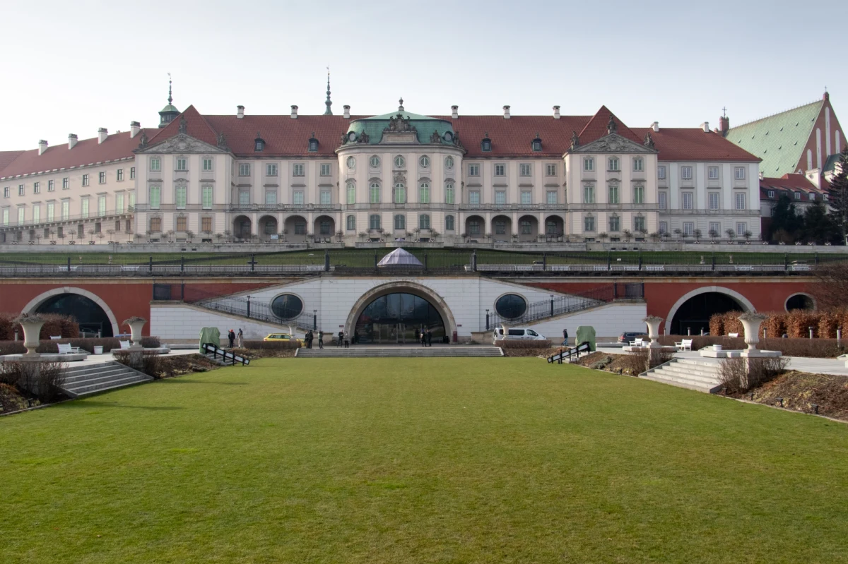 Arkady Kubickiego w Ogrodach Zamku Królewskiego w Warszawie. Właśnie tutaj, we wtorek o 17.30 prezydent USA Joe Biden wygłosi przemówienie do narodu polskiego, którego będzie słuchać cały świat.