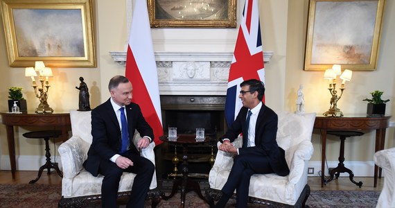 Prezydent Andrzej Duda spotkał się w Londynie z premierem Wielkiej Brytanii Rishim Sunakiem. Wizyta nad Tamizą jest kolejnym etapem tzw. ofensywy dyplomatycznej z inicjatywy Pałacu Prezydenckiego.
