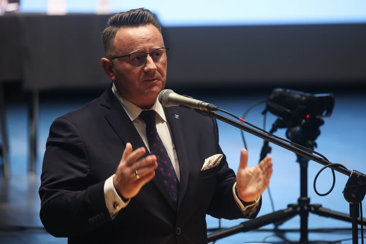 "Teren, który został wyznaczony, należy bezzwłocznie wyłączyć z możliwości użytkowania" - powiedział w internetowym Radiu RMF24 burmistrz Trzebini. Jarosław Okoczuk wystosował pismo do proboszcza parafii Niepokalanego Serca NMP w Trzebini – Sierszy - zarządcy cmentarza przy ul. Jana Pawła II, o rozważenie ograniczenia lub nawet wstrzymania pochówków na terenie zagrożonym zapadliskami. Spółka Restrukturyzacji Kopalń potwierdziła w środę, że mieszkańcy części osiedli Gaj i Siersza w małopolskiej Trzebini nie mogą czuć się bezpiecznie. Cmentarz, ogródki działkowe i stadion są wśród terenów najbardziej zagrożonych zapadliskami.