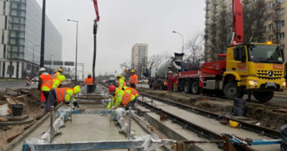 Trwają prace przy budowie trasy tramwajowej na ul. Kasprzaka. W sobotę, 18 lutego, wykonawca zajmie środek skrzyżowania z ulicą Płocką. To oznacza, że kierowcy i rowerzyści muszą liczyć się z utrudnieniami. Autobusy linii 103 oraz nocne N45 i N95 zmienią swoje trasy.
