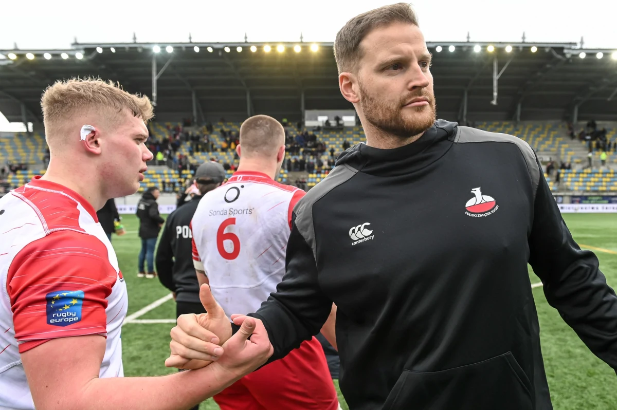 W najbliższą sobotę o 21:15, reprezentacja Polski zmierzy się w Gdyni z Belgią na zakończenie fazy grupowej Rugby Europe Championship. Po dwóch porażkach z Rumunią i Portugalią podopieczni Christiana Hitta zagrają z rywalem o dużo bardziej zbliżonym do naszego poziomie i staną przed szansą na powalczenie o korzystny wynik. Tym bardziej, że do drużyny wracają zawodnicy, których z różnych powodów nie mogli wcześniej dołączyć do kadry.