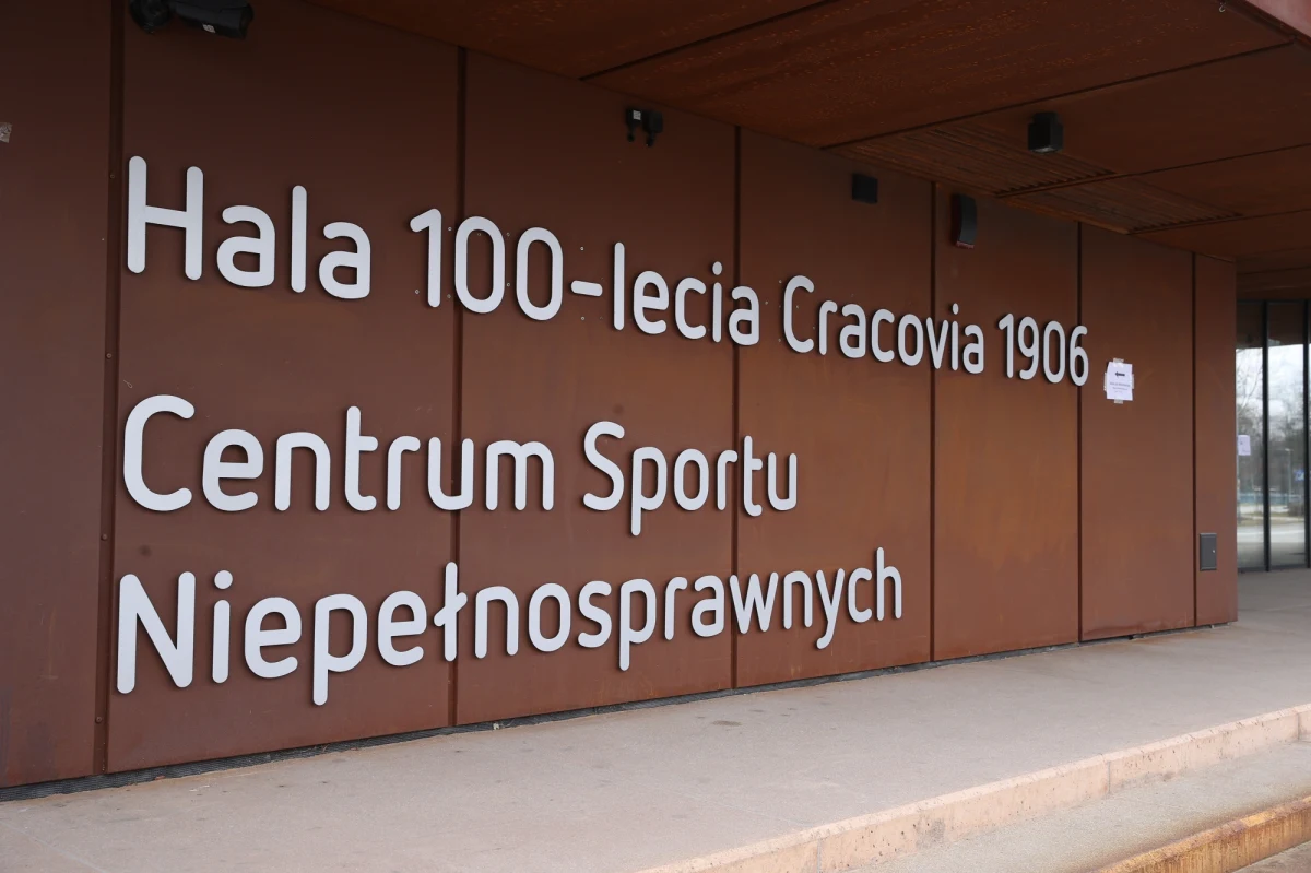 Nowoczesne komputery odczytujące ruchy gałek ocznych, telefony czy tablety - w Krakowie wystartował właśnie - Ośrodek Wsparcia i Testów.  Osoby z niepełnosprawnościami słuchu, wzroku i kończyn górnych będą mogły wypożyczyć i testować najnowocześniejsze sprzęty ułatwiające codzienne funkcjonowanie. 