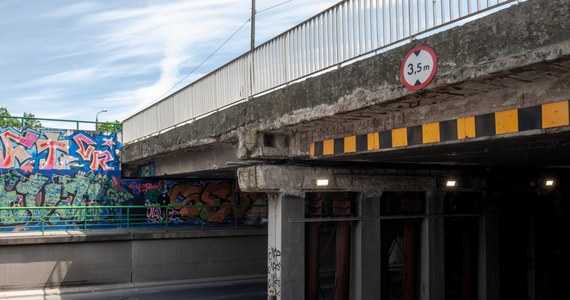 Wysłużony wiadukt nad ul. Globusową w warszawskich Włochach zostanie wyremontowany. Prace rozpoczną się w niedzielę, 19 lutego. W czasie robót budowlanych kierowcy przejadą Globusową, ale zamknięta będzie ulica Świerszcza. Autobusy komunikacji miejskiej pojadą objazdami - poinformował Zarząd Dróg Miejskich.