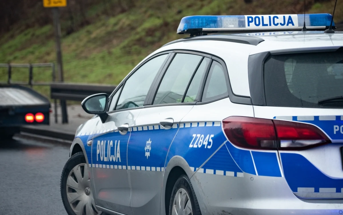 Radiowóz został uszkodzony w czasie policyjnego pościgu w miejscowości Regów w powiecie grodziskim na Mazowszu. Kierowca nie zatrzymał się tam do kontroli. 
Był pod wpływem alkoholu.