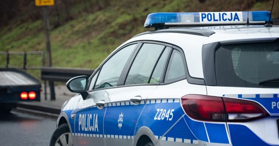 Radiowóz został uszkodzony w czasie policyjnego pościgu w miejscowości Regów w powiecie grodziskim na Mazowszu. Kierowca nie zatrzymał się tam do kontroli. 
Był pod wpływem alkoholu.