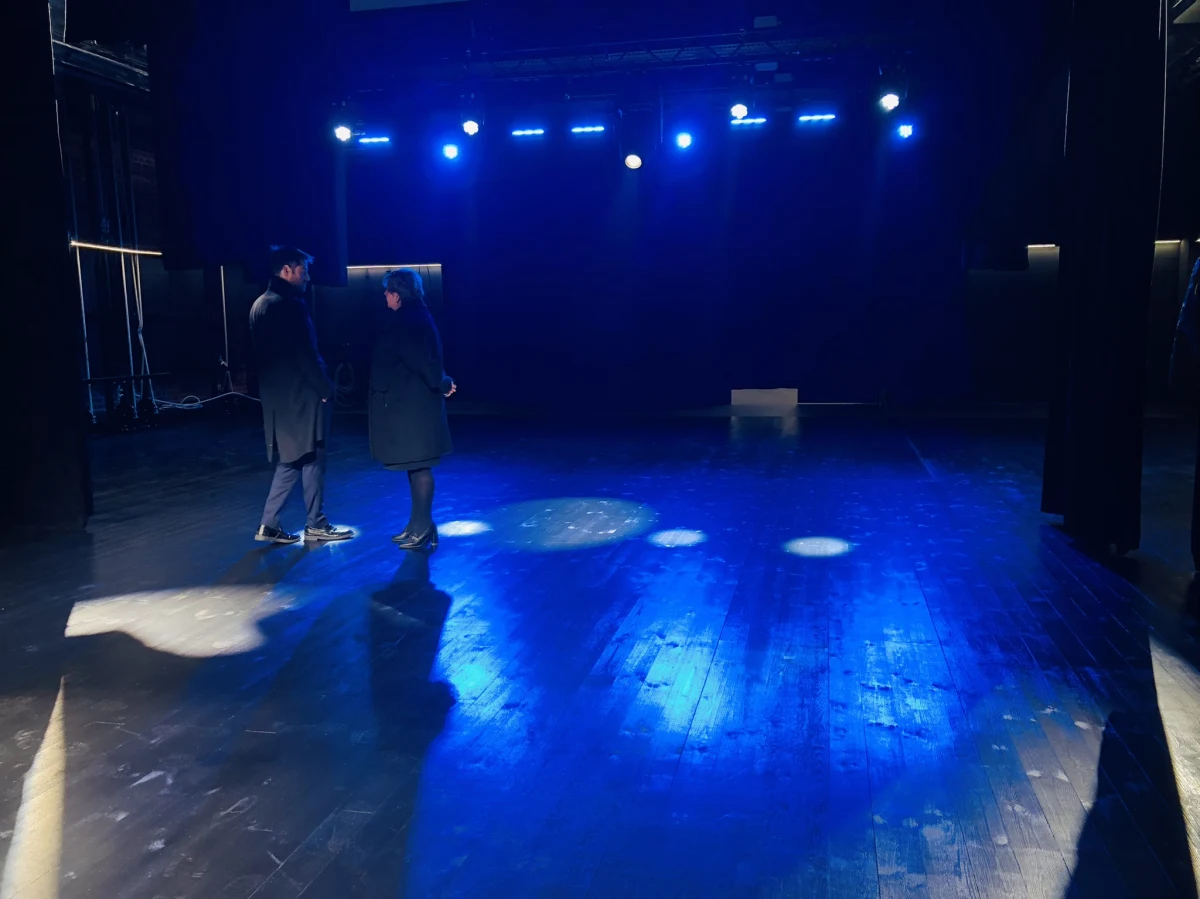 Zabytkowa fabryka "Wigencja" w Łodzi zyskała drugie życie. Do odnowionych wnętrz przenoszone są magazyny z dekoracjami, lalki, rekwizyty i sprzęt - trwa przeprowadzka Teatru Pinokio. Pierwsi widzowie odwiedzą nowe miejsce 2 kwietnia.