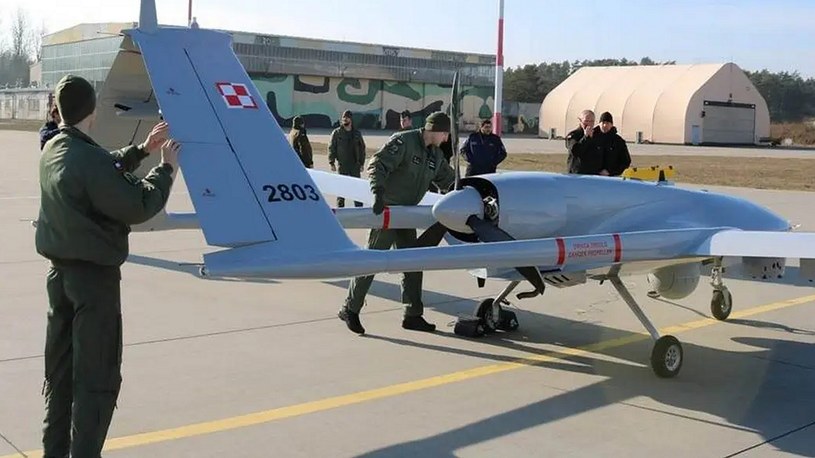 Polska zakupiła 24 sztuki tureckich dronów Bayraktar TB2 jeszcze przed agresją Rosji na Ukrainę. Maszyny są już w Polsce i odbywają się szkolenia z ich udziałem.