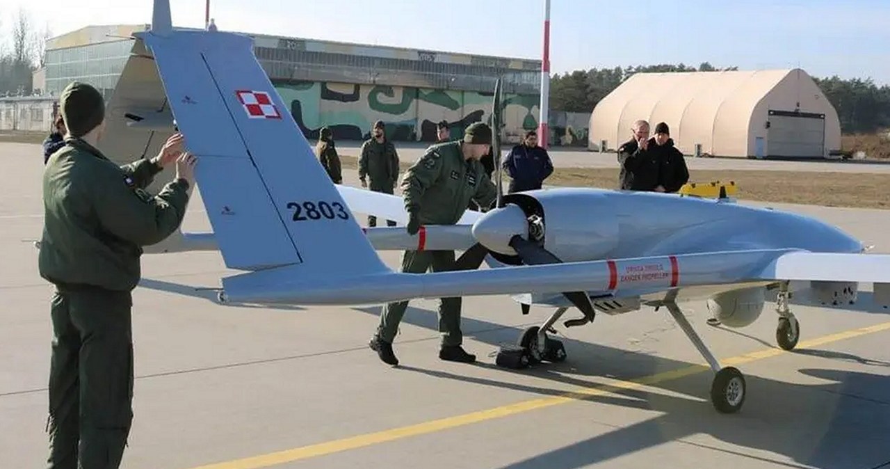 Polska zakupiła 24 sztuki tureckich dronów Bayraktar TB2 jeszcze przed agresją Rosji na Ukrainę. Maszyny są już w Polsce i odbywają się szkolenia z ich udziałem.