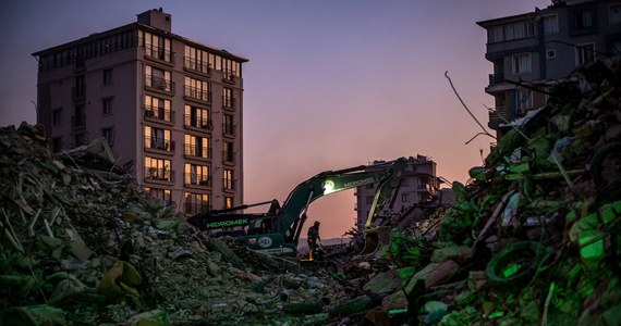 Technologia opracowana na Politechnice Krakowskiej może pomóc w zabezpieczeniu obiektów na terenach sejsmicznych. W samej Turcji jest nawet 600 tysięcy budynków, które wymagają naprawy i wzmocnienia na wypadek przyszłych trzęsień ziemi - mówi RMF FM prof. Arkadiusz Kwiecień z Wydziału Inżynierii Lądowej PK. W rozmowie z Grzegorzem Jasińskim ujawnia, że w Turcji podczas ostatniego trzęsienia ziemi miejscami dochodziło do nawet ponad dwukrotnego przekroczenia najnowszych norm budowlanych, a głównym problemem pozostają jednak obiekty zbudowane według wcześniejszych norm, które były znacznie łagodniejsze. Te budynki można wzmocnić z pomocą opracowanej przez polskich inżynierów technologii tzw. polimerowych złączy podatnych. Technologia ta była testowana przy współpracy m.in. z naukowcami z Włoch, Turcji, czy Macedonii i została opatentowana.