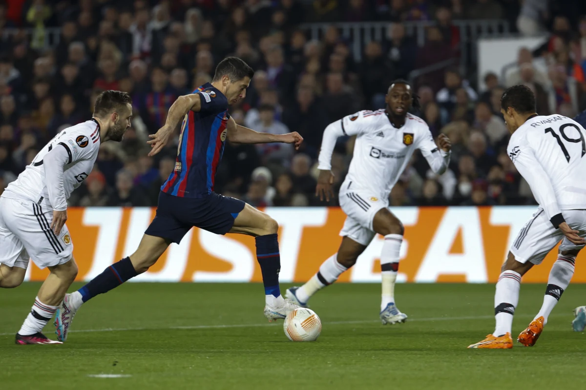 Barcelona, z Robertem Lewandowskim w składzie, zremisowała u siebie z Manchesterem United 2:2 w pierwszym meczu baraży o awans do 1/8 finału piłkarskiej Ligi Europy. Rewanż za tydzień w Anglii.