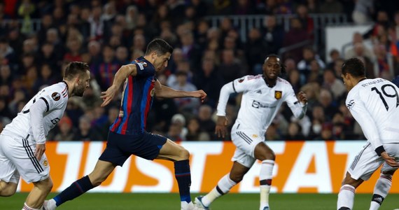 Barcelona, z Robertem Lewandowskim w składzie, zremisowała u siebie z Manchesterem United 2:2 w pierwszym meczu baraży o awans do 1/8 finału piłkarskiej Ligi Europy. Rewanż za tydzień w Anglii.