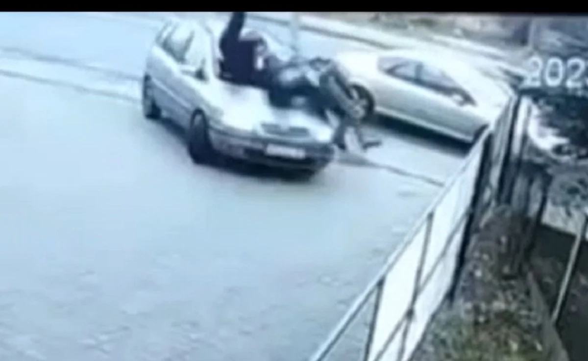 Trzy osoby trafiły do szpitala po potrąceniu przez 26-letniego kierowcę samochodu w Siedlcach na Mazowszu. 26-latek chcąc uniknąć uderzenia w poprzedzający go pojazd. Jak się później okazało, mężczyzna miał cofnięte uprawnienia do kierowania pojazdami.