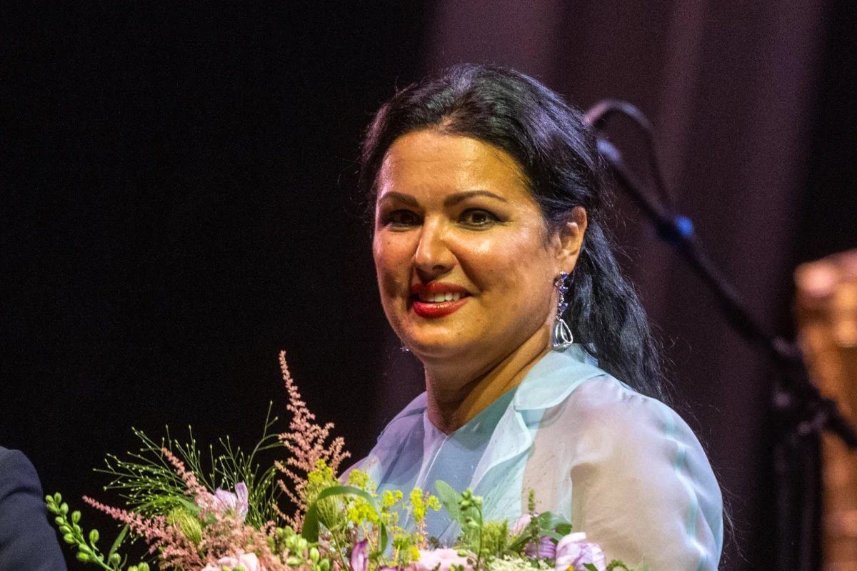 Budząca wiele kontrowersji rosyjska artystka operowa Anna Netrebko wystąpi podczas majowego festiwalu w Wiesbaden w Niemczech – potwierdził w tym tygodniu Teatr Miasta Wiesbaden. Artystka jest oskarżana o bliskie kontakty z rosyjskim dyktatorem Putinem. Jak podkreśla portal „Hessenschau”,  wydarzenie poświęcone będzie więźniom politycznym na świecie. Artyści z Ukrainy zbojkotowali wydarzenie.