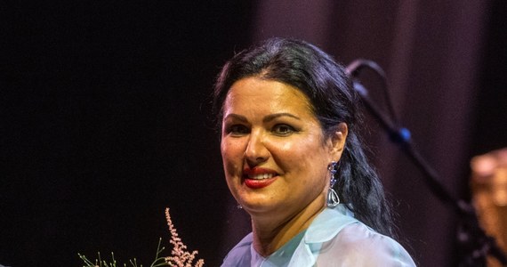 Budząca wiele kontrowersji rosyjska artystka operowa Anna Netrebko wystąpi podczas majowego festiwalu w Wiesbaden w Niemczech – potwierdził w tym tygodniu Teatr Miasta Wiesbaden. Artystka jest oskarżana o bliskie kontakty z rosyjskim dyktatorem Putinem. Jak podkreśla portal „Hessenschau”,  wydarzenie poświęcone będzie więźniom politycznym na świecie. Artyści z Ukrainy zbojkotowali wydarzenie.