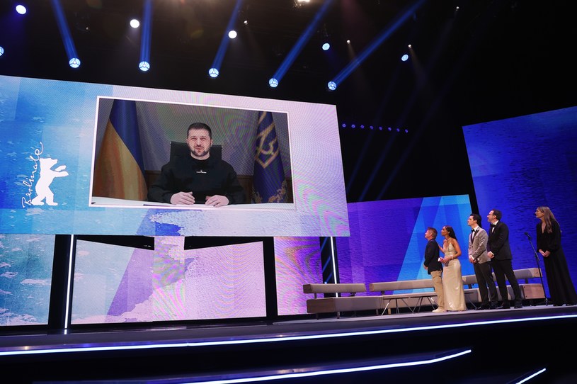 "W naszych czasach, w warunkach rosyjskich zbrodni, kultura nie może pozostawać neutralna" - oświadczył prezydent Ukrainy Wołodymyr Zełenski w czwartek, 16 lutego, podczas otwarcia festiwalu filmowego Berlinale. Z gośćmi wydarzenia ukraiński przywódca połączył się online.
