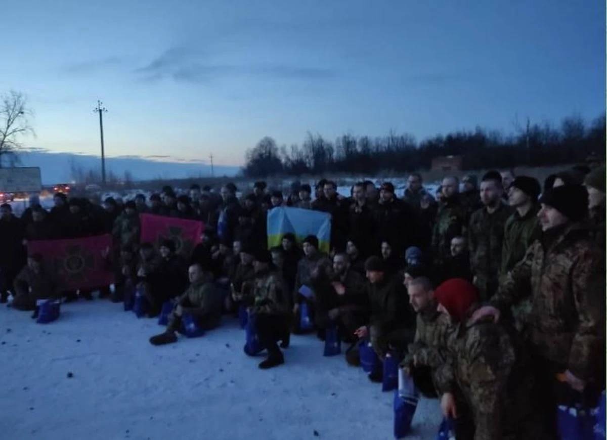 W wyniku wczorajszej wymiany jeńców dokonanej między Ukrainą i Rosją do kraju wrócili m.in. obrońcy Mariupola, w tym również ci, którzy walczyli w oblężonym kombinacie Azowstal. W rewanżu Ukraińcom postawiono warunek przekazania prawosławnego duchownego uwięzionego za kolaborację z władzami okupacyjnymi.