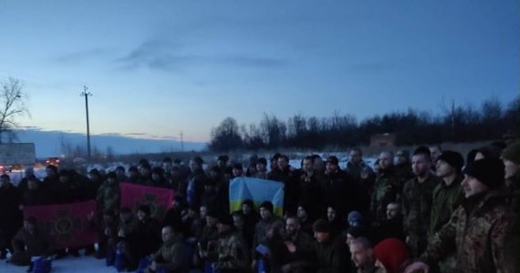 W wyniku wczorajszej wymiany jeńców dokonanej między Ukrainą i Rosją do kraju wrócili m.in. obrońcy Mariupola, w tym również ci, którzy walczyli w oblężonym kombinacie Azowstal. W rewanżu Ukraińcom postawiono warunek przekazania prawosławnego duchownego uwięzionego za kolaborację z władzami okupacyjnymi.