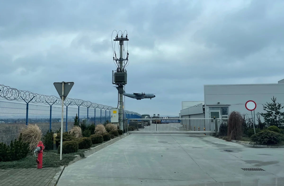 Amerykańskie wojsko nie wyklucza pozostania w okolicach lotniska w podrzeszowskiej Jasionce nawet 10 lat - ustalili reporterzy RMF FM. Po opuszczeniu Centrum Wystawienniczo-Kongresowego G2 Arena znaleźli miejsce na swoją bazę.