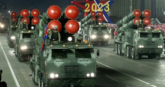 Północnokoreańskie ministerstwo spraw zagranicznych ostrzegło w piątek, że Stany Zjednoczone i Korea Południowa zmierzą się z bezprecedensowo silnym odwetem, jeśli "przeprowadzą zapowiadane wspólne ćwiczenia, które uznajemy za przygotowania do agresywnej wojny". Sprzymierzone kraje przeprowadzą w przyszłym tygodniu ćwiczenia studyjne w Pentagonie w scenariuszu zakładającym użycie broni jądrowej przez Koreę Północną.
