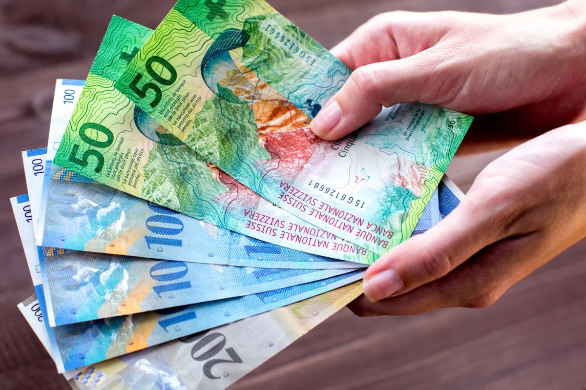 "To może wpłynąć na zdolność banków do udzielania kredytów" – tak opinię rzecznika generalnego TSUE w sprawie frankowiczów skomentował Bartosz Turek z HR Investments. W Radiu RMF24 Krzysztof Urbaniak rozmawiał z ekspertem o tym, czy banki mogą przerzucić dodatkowe koszty na nas.