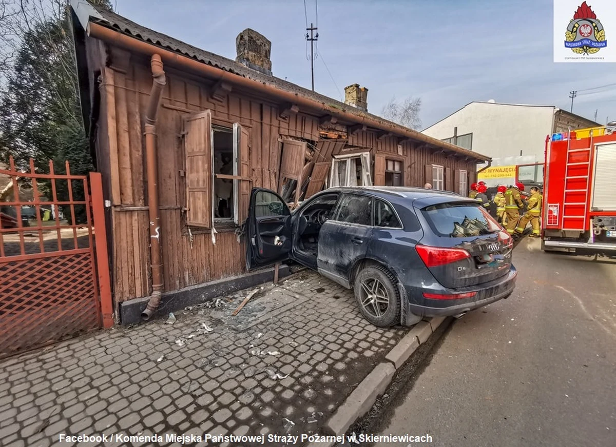 Do szpitala trafił 87-letni kierowca samochodu osobowego, który wjechał w budynek przy ul. Jagiellońskiej w Skierniewicach (woj. łódzkie). 87-latek prawdopodobnie zasłabł za kierownicą.