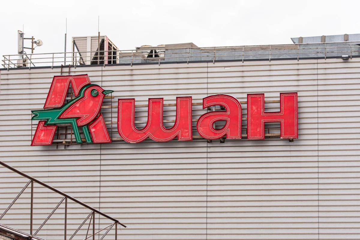 Narzędzia, papierosy i ubrania sprzedawane przez francuską sieć hipermarketów Auchan zaopatrują rosyjskich żołnierzy na ukraińskim froncie. Ma je przekazywać rosyjska filia przedsiębiorstwa - informuje francuski dziennik "Le Monde".