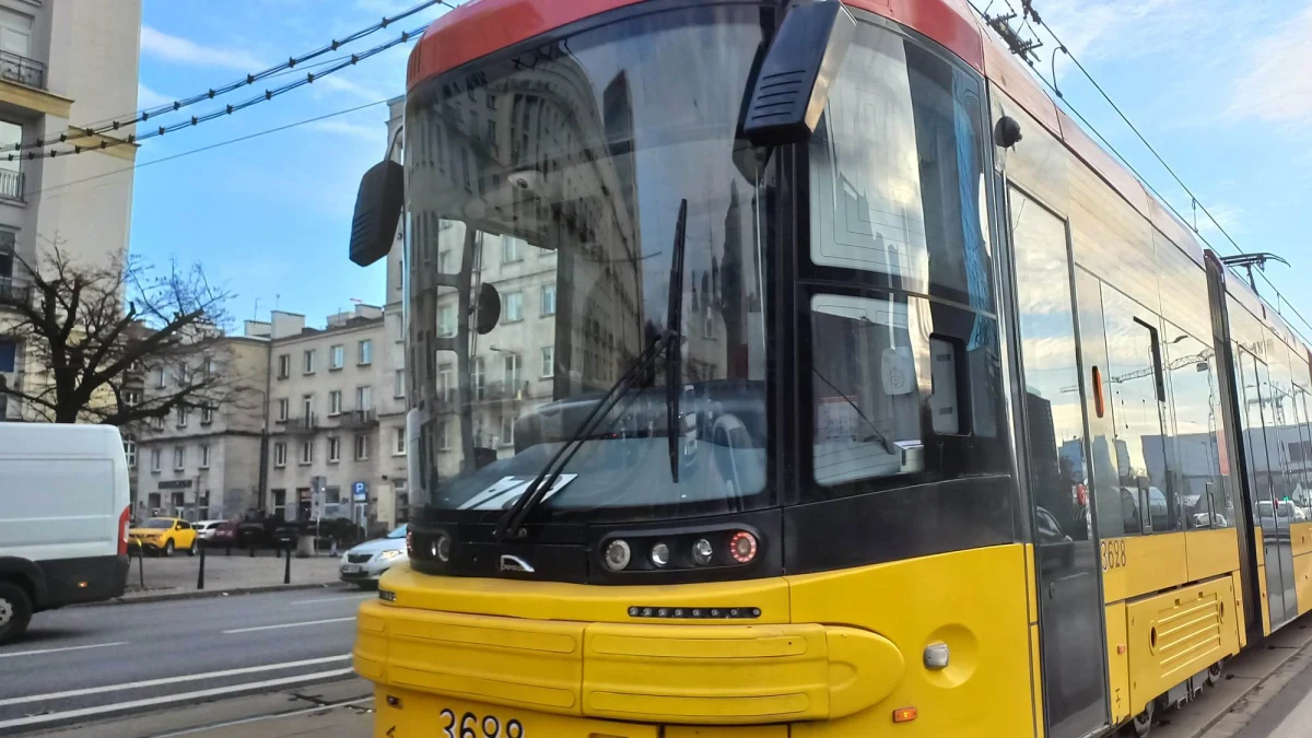 Od piątkowego wieczoru mieszkańców Wilanowa czekają kolejne utrudnienia w związku z budową nowej trasy tramwajowej. Jedna jezdnia ulicy Sobieskiego i al. Rzeczypospolitej zostanie zamknięta aż do ulicy Branickiego.