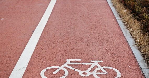 Pomiędzy Piotrkowem Trybunalskim a Przygłowem w Łódzkiem będzie można bezpieczniej podróżować rowerem. Właśnie ruszyła budowa ścieżki rowerowej wzdłuż drogi krajowej nr 12.