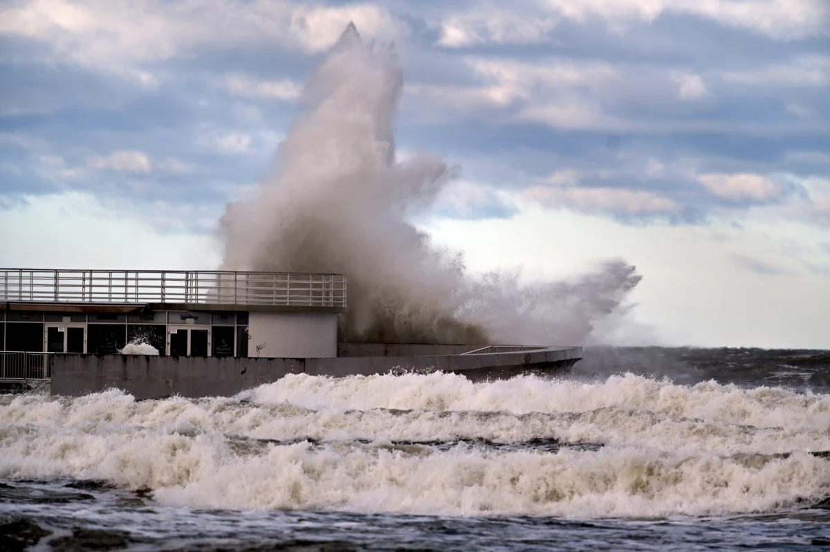 Użytkownicy telefonów komórkowych w całym kraju otrzymali alerty z Rządowego Centrum Bezpieczeństwa. To przez orkan Otto, który już za kilka godzin uderzy w Polskę.